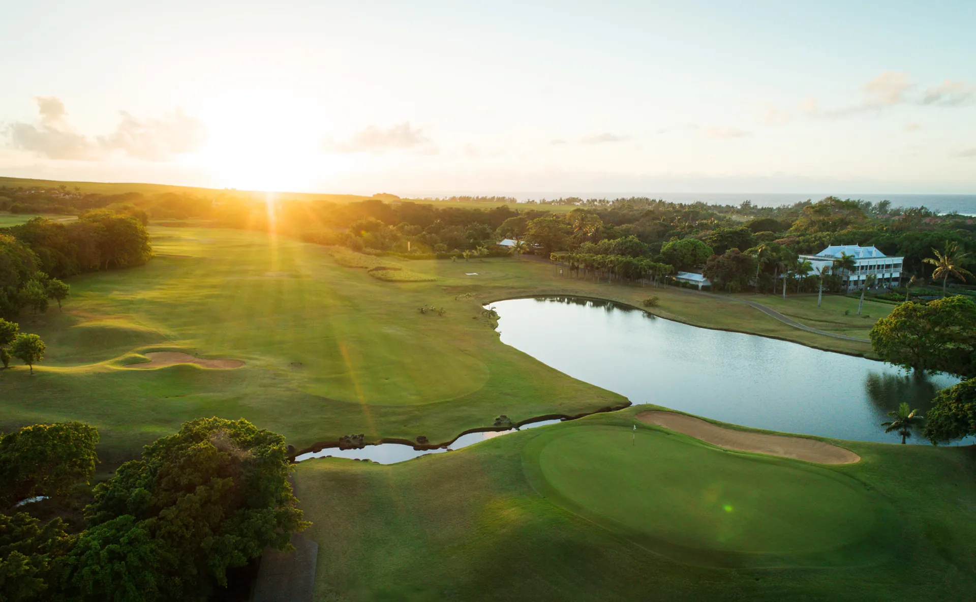 Luftaufnahme des Heritage Le Château Golf Course im Abendlicht